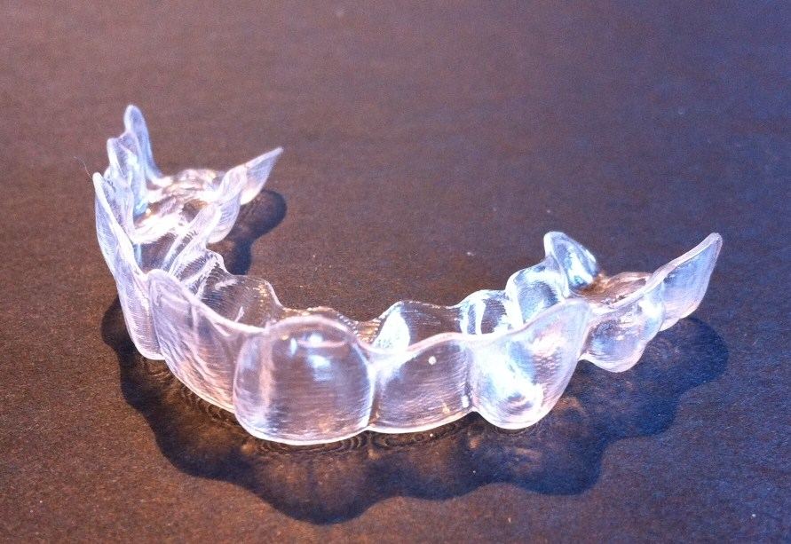 Invisalign vs braces — clear aligner close-up